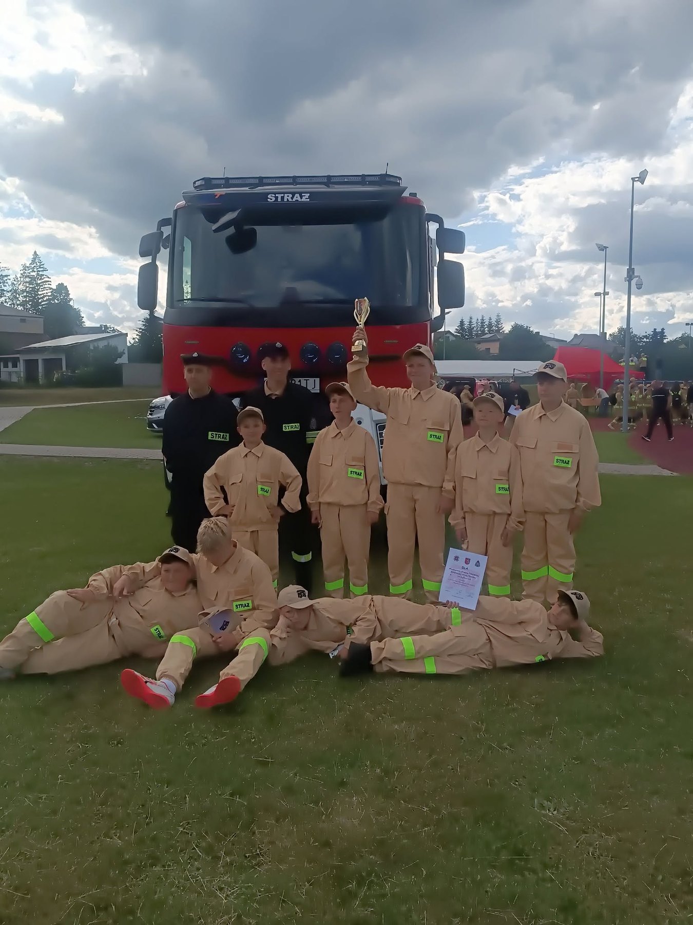 Młodzież podczas zawodów sportowo-pożarniczych